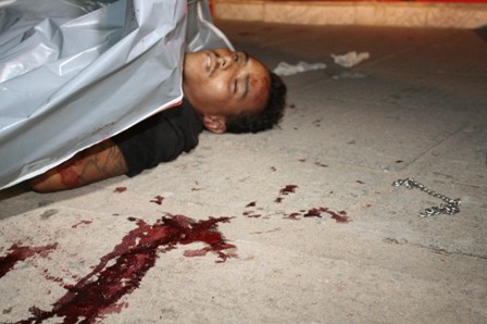 Jovem é morto na Rua do CRB a menos de 30 metros de Batalhão de Polícia