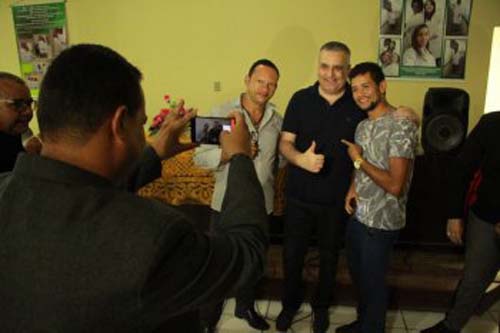 Alfredo Gaspar tira a gravata para ouvir feirantes de Maceió