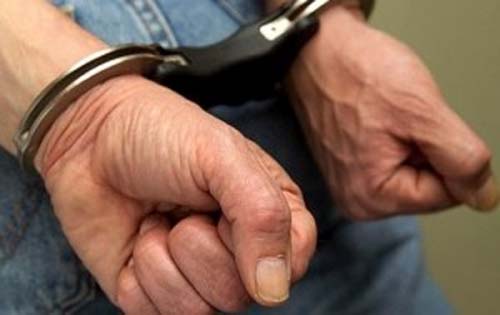 Preso homem que esperava esposa ir ao trabalho para estuprar filha