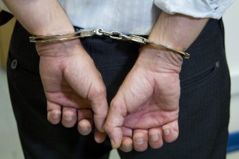 Dupla é presa com arma de fogo em posto de combustíveis da Praia do Francês