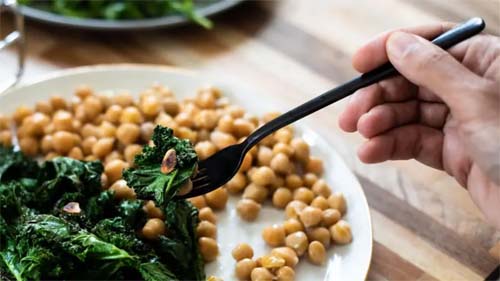 Quais vitaminas são essenciais para a saúde e quais alimentos oferecem a maior variedade?