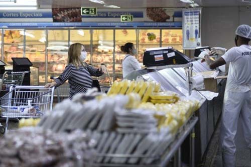 Grupo Alimentação e bebidas sobe 0,49% no IPCA-15 de julho, diz IBGE
