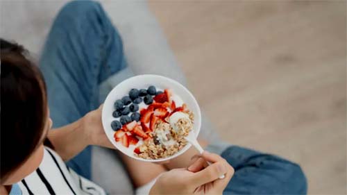 A conexão entre intestino e cérebro: como a saúde intestinal influencia emoções e bem-estar