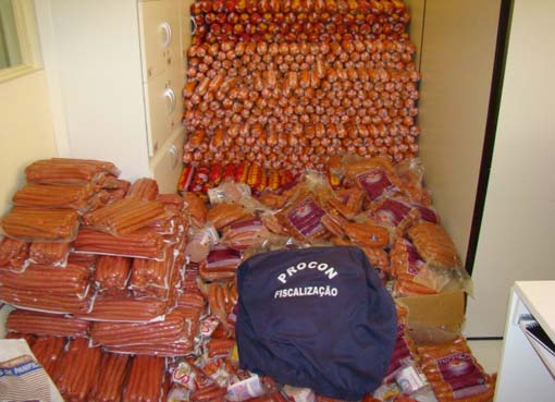 Supermercados são flagrados vendendo alimento estragado