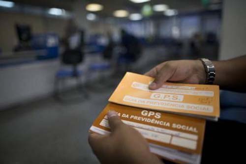 Com aumento do mínimo, alíquotas do INSS também são reajustadas; confira os valores