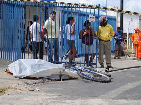 Jovem é morto a tiros ao chegar no trabalho; crime ocorreu no Farol