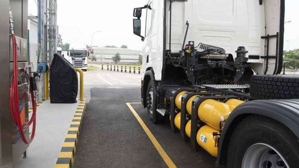 Alta do petróleo abre espaço para carros movidos a eletricidade e gás