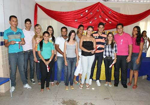 Escola estadual em Santana do Mundaú homenageia alunos aprovados no Enem