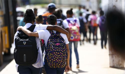 Senado aprova projeto de lei que cria bolsas para alunos do Ensino Médio