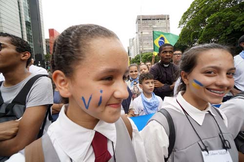 Em e-mail às escolas, MEC pede que direção filme alunos cantando Hino Nacional