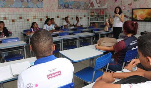 Volta às aulas coloca em risco mais de 155 mil de adultos e idosos em AL