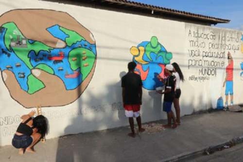 Alunos do ensino integral da rede estadual revitalizam escolas com arte