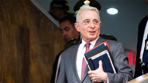Ex-presidente Álvaro Uribe é libertado por decisão do Tribunal Superior de Bogotá