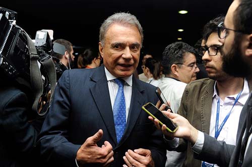 Senadores pedem apoio à população para PEC que reduz número de parlamentares  