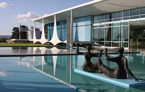 Dilma discute estratégia para lidar com espionagem dos EUA.