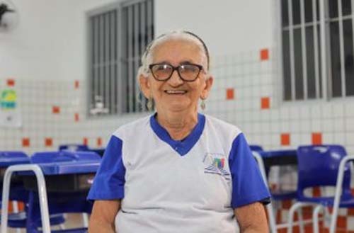 EJAI Maceió: aluna de 78 anos comemora ao escrever o nome pela primeira vez