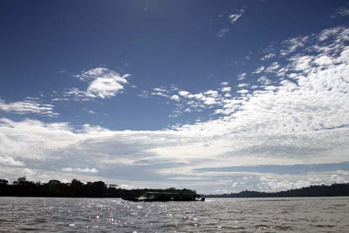 Ruptura de oleoduto no Equador gera vazamento de petróleo em região amazônica