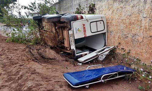 Ambulância capota em estrada na zona rural de Junqueiro
