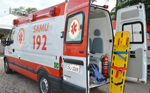 Sem capacete, homem colide moto que pilotava contra carro e morre na entrada da Barra de Santo Antônio