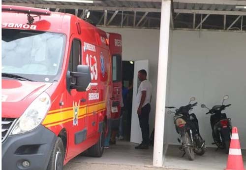 Motorista perde o controle e colide com carro em poste na capital