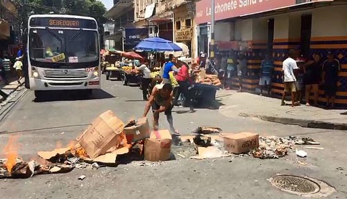 Ambulantes protestam no Centro após apreensões de carrinhos e produtos