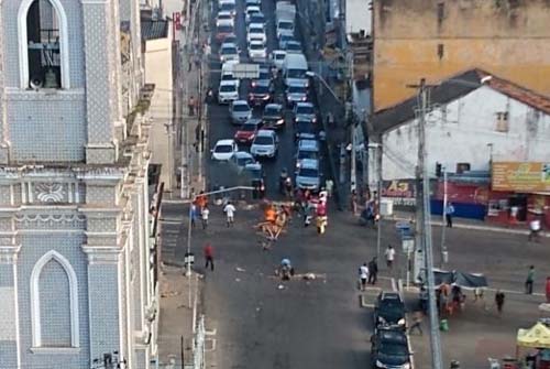 Ambulantes fazem bloqueios e protestos no ordenamento do Centro de Maceió