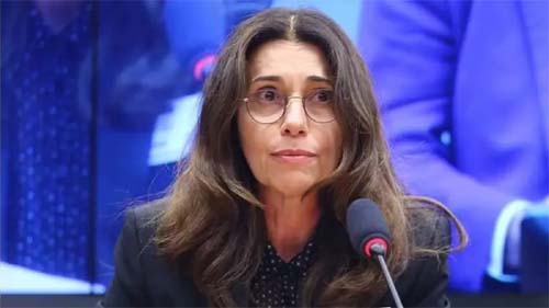 Ex-diretora da Americanas desembarca no Brasil e entrega passaporte à PF