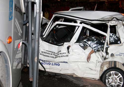 Engavetamento em Messias mata conselheira tutelar e deixa três feridos