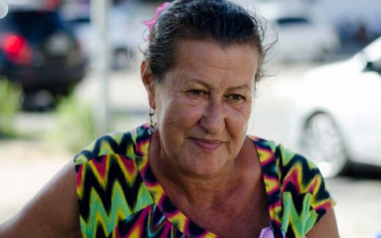 Professora vende lanches para complementar renda