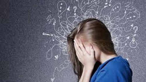 Ansiedade dos jovens diante do fluxo de más notícias atinge nível recorde na França, aponta estudo