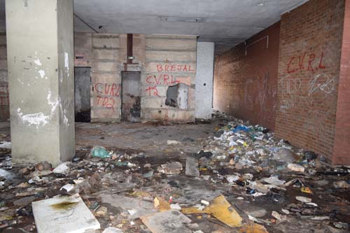 Polícia tenta esclarecer motivação da morte de mulher encontrada nua em antigo prédio do INSS