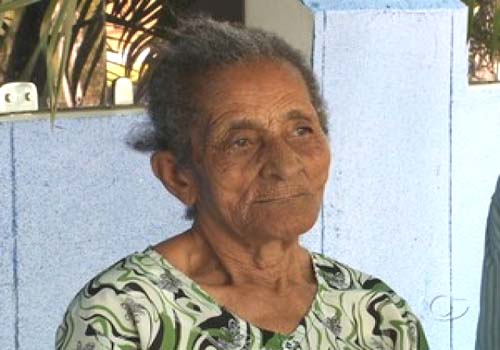 Mulher tenta provar que está viva para receber benefício do INSS