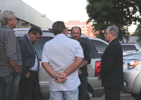 Silêncio e orações em prol de Nivaldo Neto