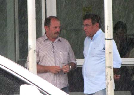 Filho de deputado respira através de tubo na traqueia; quadro é estável