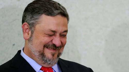 TRF4 reduz pena e coloca Palocci em prisão domiciliar com tornozeleira