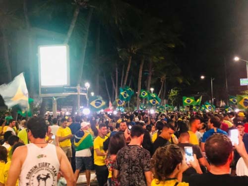 Apoiadores lotam orla de Ponta Verde e celebram vitória de Jair Bolsonaro