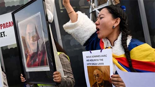 Apoiadores de Dalai Lama na França protestam contra interpretação equivocada de vídeo polêmico