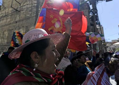 Apoiadores de Evo Morales mantêm bloqueios na Bolívia e protestam contra crise econômica
