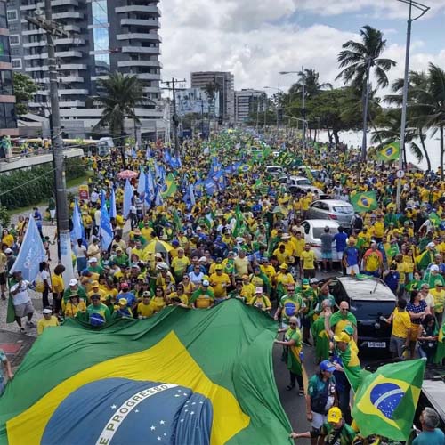 Apoiadores do presidente Bolsonaro fazem manifestação na orla de Maceió