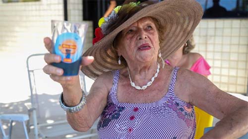 Aposentada de 94 anos celebra mais um Pinto da Madrugada e garante: 