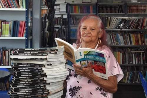 Aos 88 anos, finalmente frequentando a escola