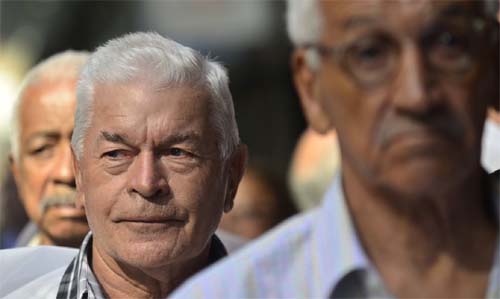 Aposentados e pensionistas do INSS recebem benefício com reajuste a partir de hoje; veja calendário