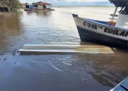 Mais de uma tonelada de haxixe é encontrada em estrutura submersa de embarcação em Manacapuru