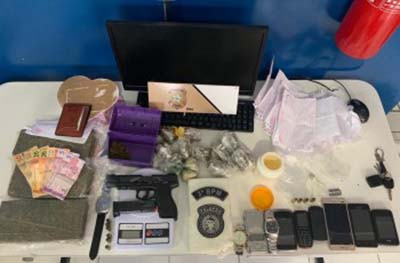 Jovem é preso com drogas, arma e caderno de anotações do tráfico em Arapiraca