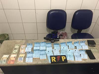 Polícia flagra jovem com arma e R$ 15,8 mil em cheques e dinheiro estrangeiro em Maceió