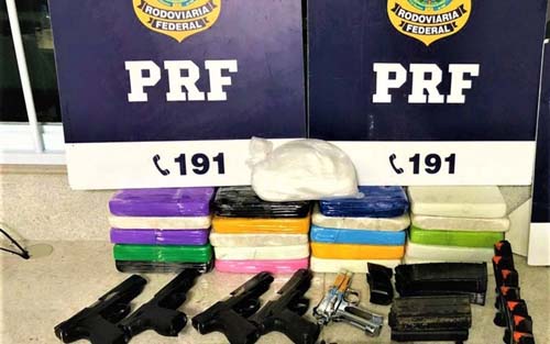 Mulher é presa com fuzil, cinco armas e 21 kg de cocaína, em ônibus com destino a Maceió