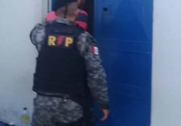 Jovem é preso por porte ilegal de armas em União dos Palmares