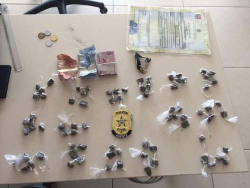 Casal é preso em Murici por tráfico de drogas; terceiro suspeito foge