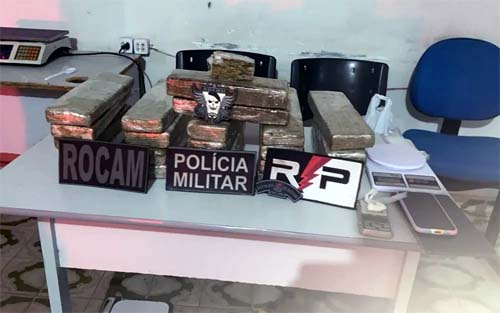 Homem preso após apreensão de 17 kg de drogas em Arapiraca, Alagoas, durante denúncia de violência doméstica.