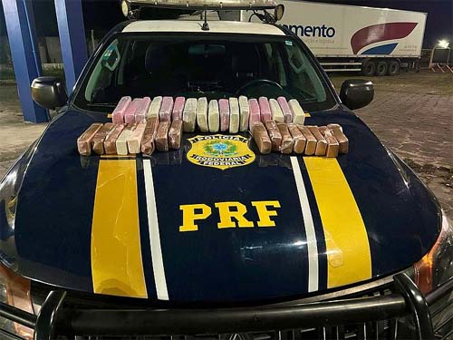 PRF apreende 21 kg de maconha e cocaína escondidos em caminhão cegonha